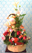flores y peluche en canasta